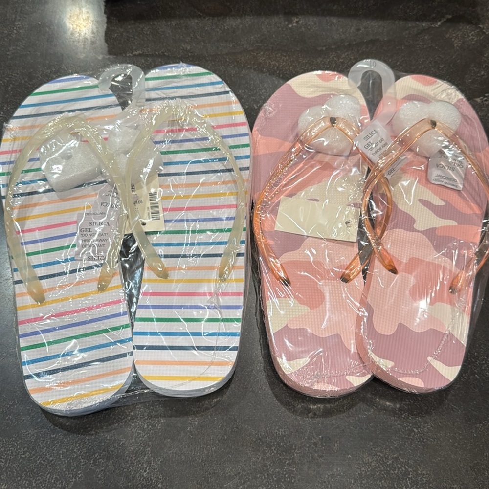 Aeropostale Multi Stripe & Pink Camo Flip Flops Bundle